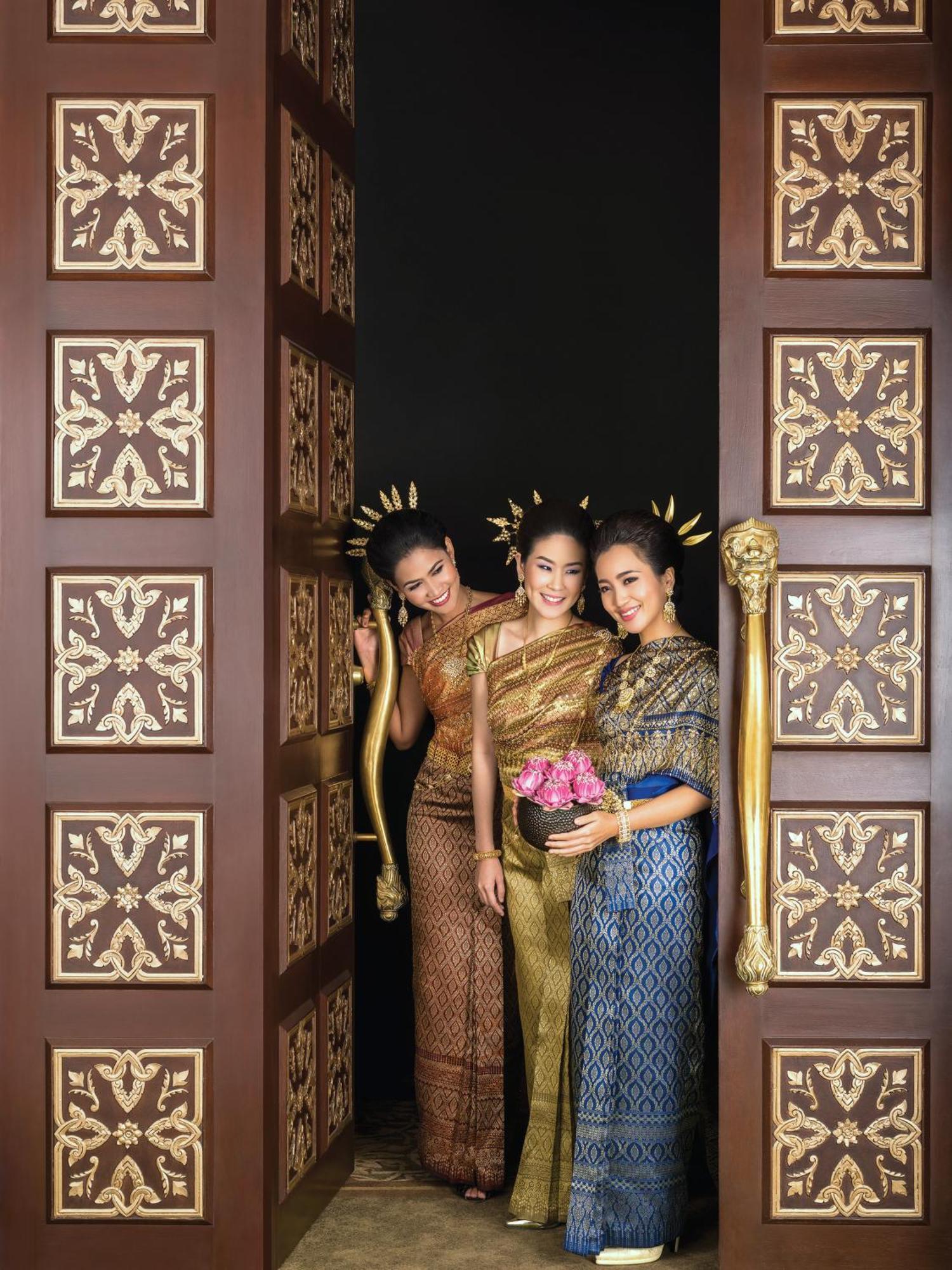 Dusit Doha Hotel Exterior photo Thai women in traditional dress