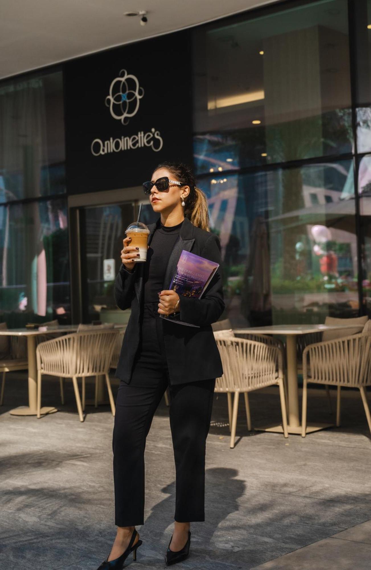 Dusit Doha Hotel Exterior photo A woman wearing a blazer