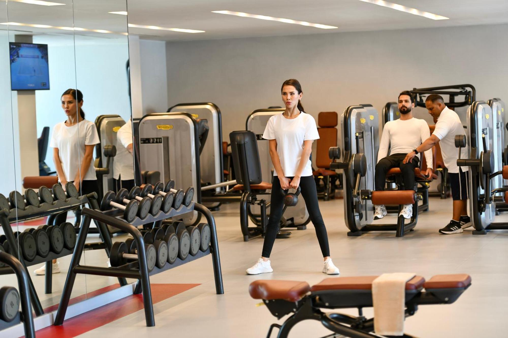Dusit Doha Hotel Exterior photo The gym at the hotel