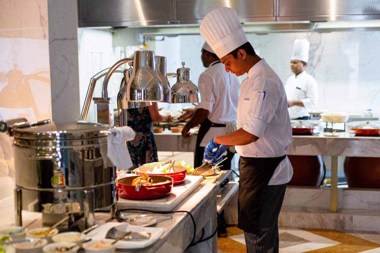 Dusit Doha Hotel Exterior photo A chef at work